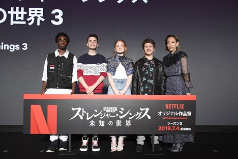 左からケイレブ・マクラフリン、ノア・シュナップ、セイディ・シンク、ゲイテン・マタラッツォ、蜷川実花。