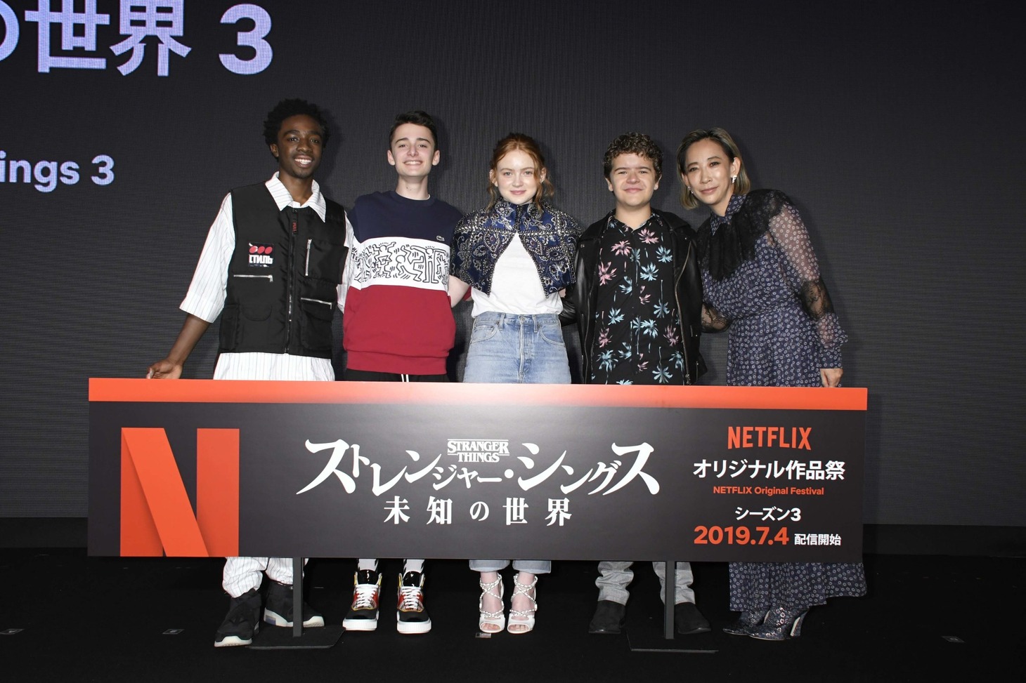 左からケイレブ・マクラフリン、ノア・シュナップ、セイディ・シンク、ゲイテン・マタラッツォ、蜷川実花。
