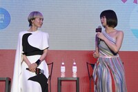 左から中谷美紀、池田エライザ。