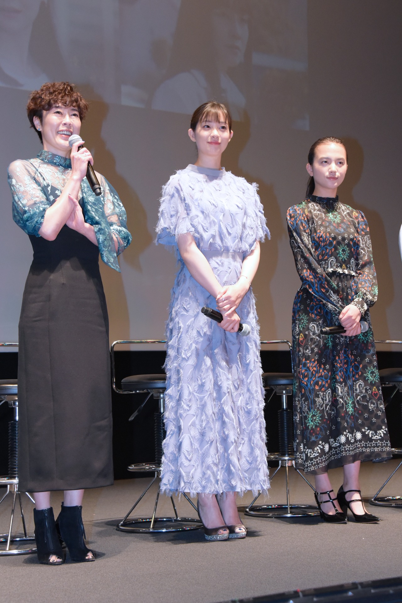 左から寺島しのぶ、足立梨花、清原果耶。