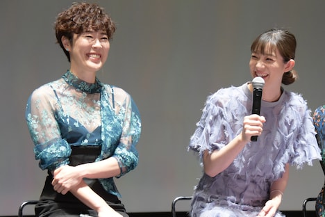 左から寺島しのぶ、足立梨花。