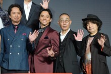 左から椎名桔平、満島真之介、でんでん、園子温。