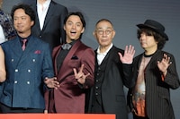 左から椎名桔平、満島真之介、でんでん、園子温。