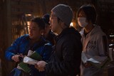 「イソップの思うツボ」撮影現場にて、中泉裕矢（左奥）と浅沼直也（手前）。