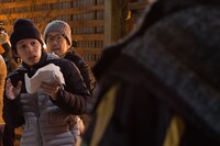 「イソップの思うツボ」撮影現場にて、上田慎一郎（左手前）と浅沼直也（奥）。