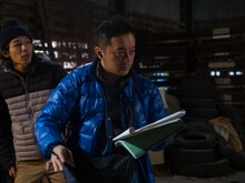 「イソップの思うツボ」撮影現場にて、左から上田慎一郎、中泉裕矢。