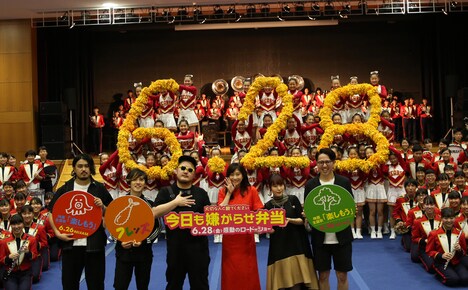 左からSEKIGUCHI LOUIE、長島涼平、ひろせひろせ、篠原涼子、おかもとえみ、三浦太郎​。