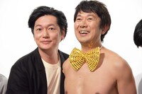 井浦新（左）、アキラ100%（右）。