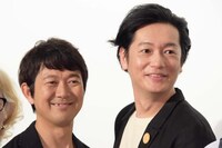 「こはく」完成披露上映会の様子。左から大橋彰（アキラ100%）、井浦新。