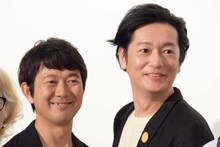 「こはく」完成披露上映会の様子。左から大橋彰（アキラ100%）、井浦新。