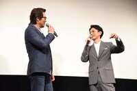 台湾の思い出を振り返る豊川悦司（左）と妻夫木聡（右）。