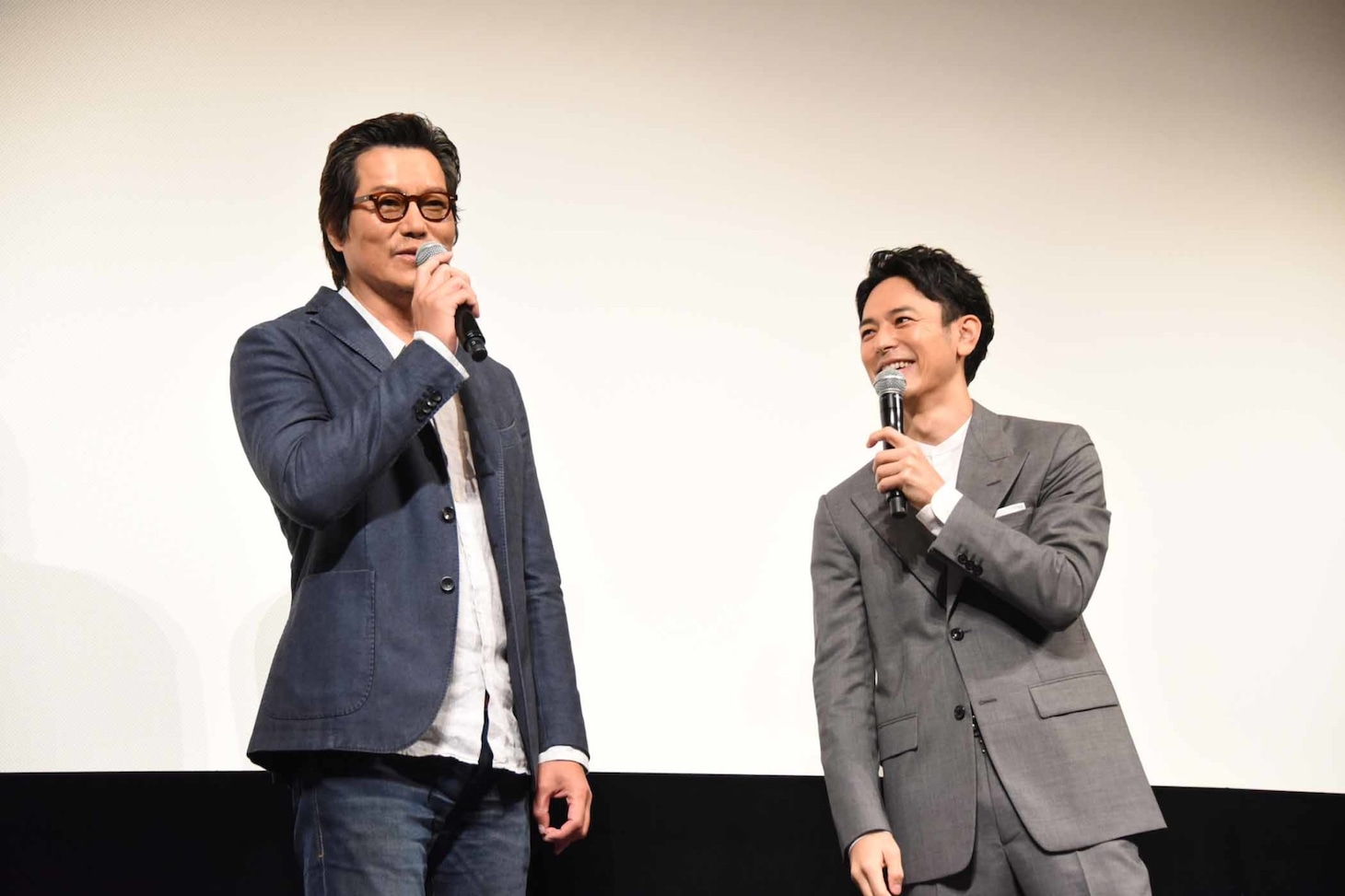 左から豊川悦司、妻夫木聡。