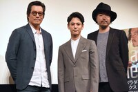 左から豊川悦司、妻夫木聡、半野喜弘。