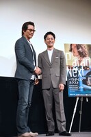 左から豊川悦司、妻夫木聡。