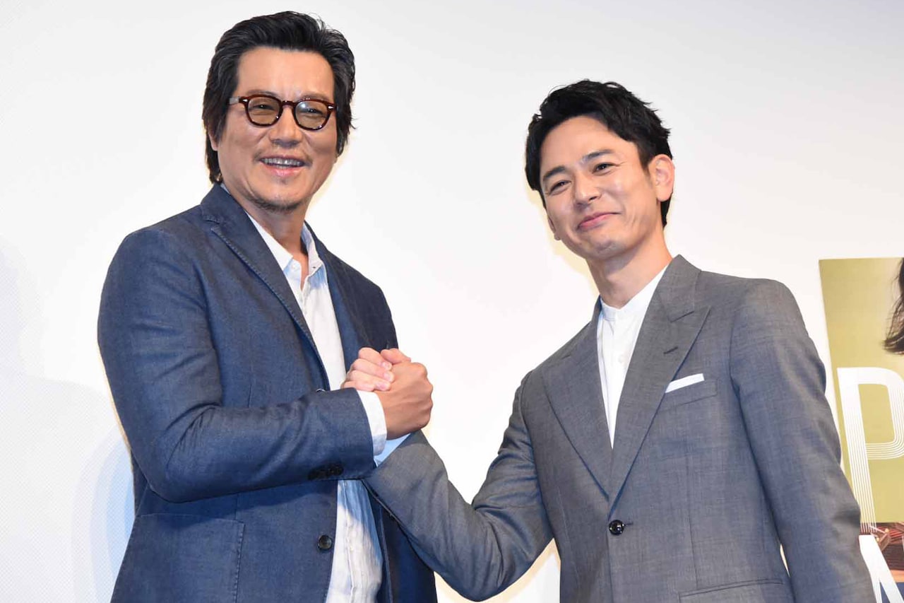 「パラダイス・ネクスト」ジャパンプレミア試写会にて、握手を交わす豊川悦司（左）と妻夫木聡（右）。