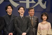 「アルキメデスの大戦」完成披露試写会の様子。左から柄本佑、菅田将暉、舘ひろし、浜辺美波。