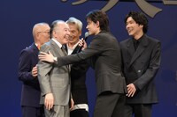 フォトセッション中に背を向ける橋爪功（手前左）を定位置に戻す菅田将暉（手前右）。