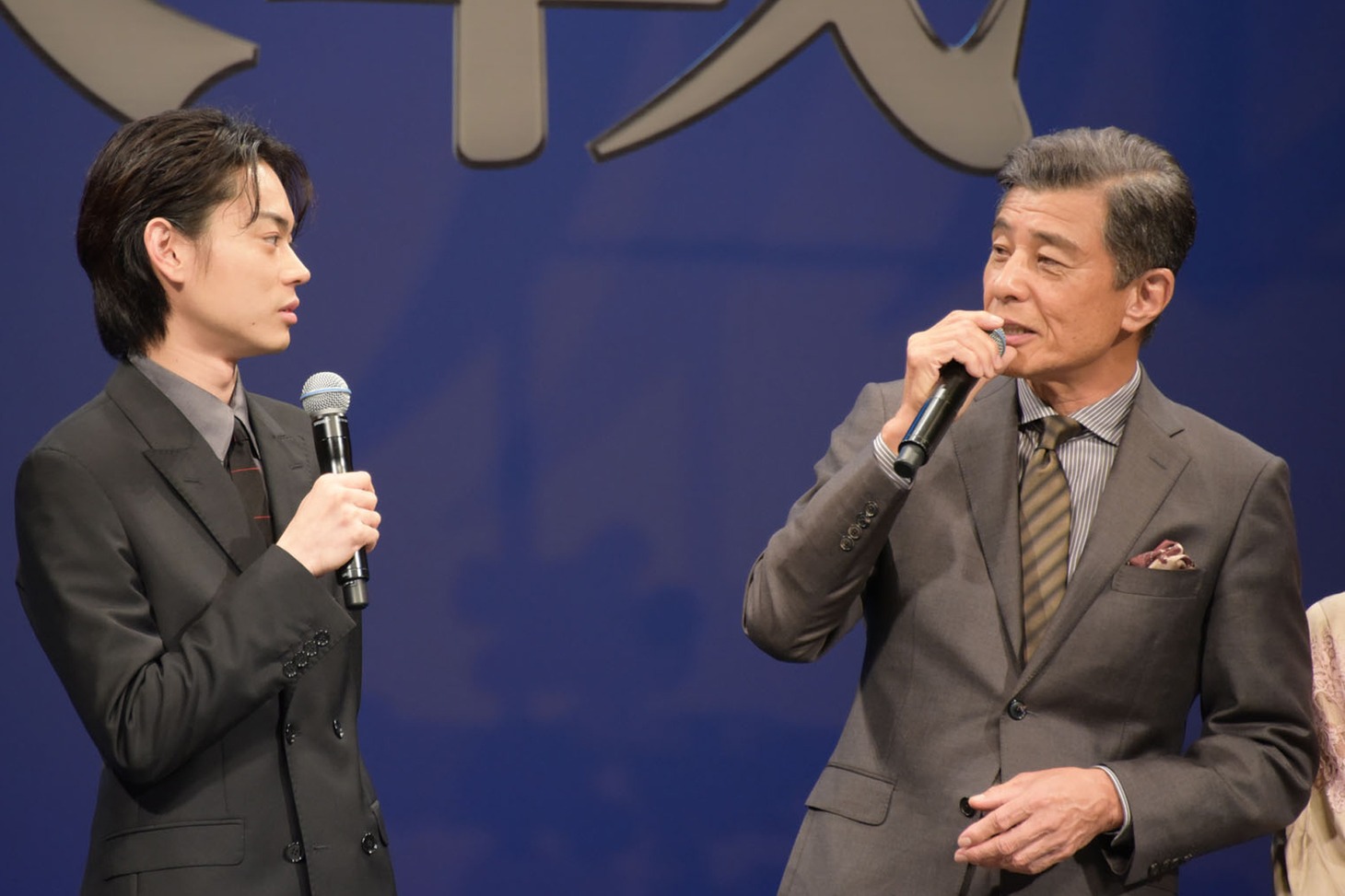 菅田将暉（左）を絶賛する舘ひろし（右）。