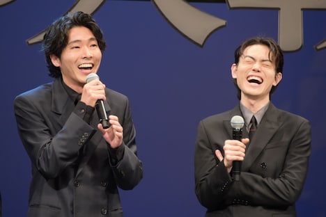 柄本佑(左)の「えらい仲良くなりました」というコメントに笑う菅田将暉(右)。