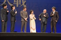 しりとりで負け続けだったと暴露され反論する笑福亭鶴瓶（右から2番目）。