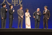 しりとりで負け続けだったと暴露され、反論する笑福亭鶴瓶(右から2番目)。
