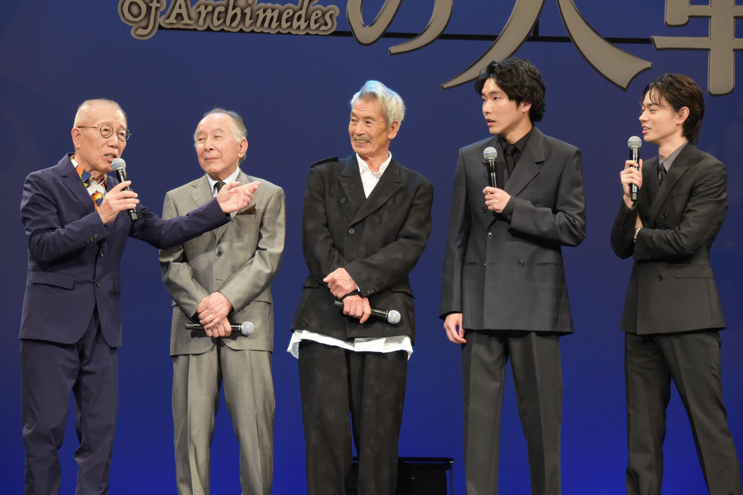 菅田将暉（右端）を「声がいい」と褒める小林克也（左端）。