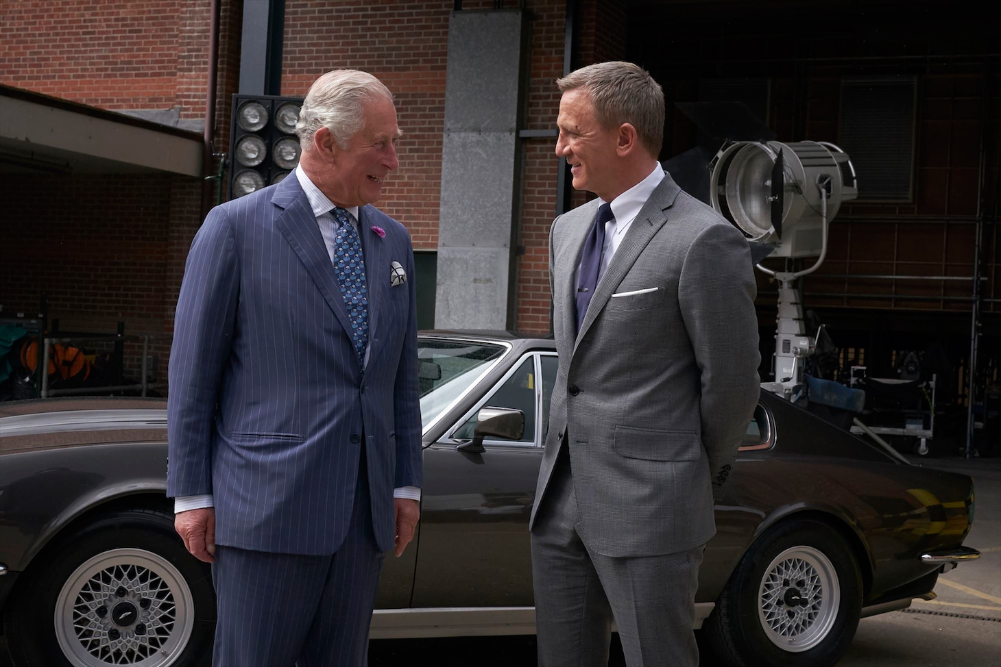 「Bond 25（仮題）」撮影現場を訪れたチャールズ皇太子（左）と、ダニエル・クレイグ（右）。