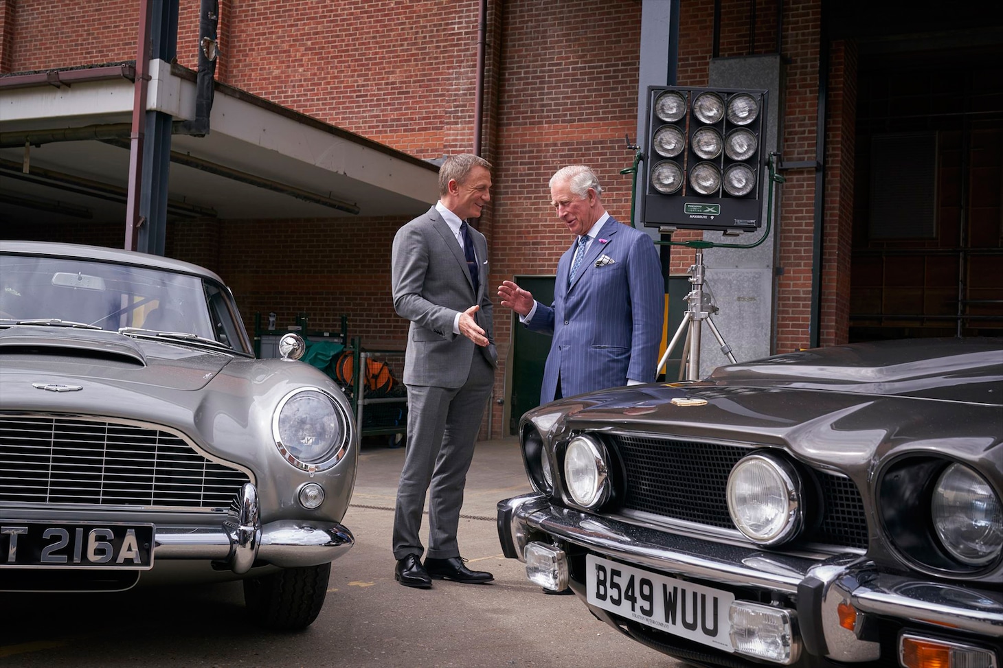 「Bond 25（仮題）」撮影現場を訪れたチャールズ皇太子（右）と、ダニエル・クレイグ（左）。