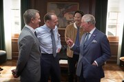 左からダニエル・クレイグ、レイフ・ファインズ、キャリー・ジョージ・フクナガ、チャールズ皇太子。
