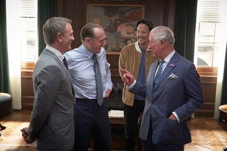 左からダニエル・クレイグ、レイフ・ファインズ、キャリー・ジョージ・フクナガ、チャールズ皇太子。