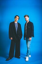 左から橘ケンチ、ルーカス・ドン。