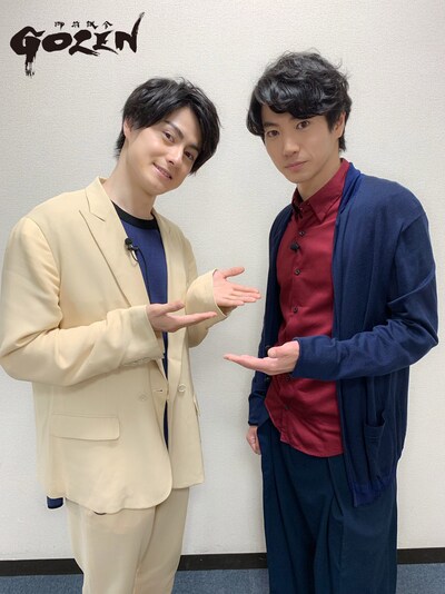 左から松村龍之介、矢崎広。