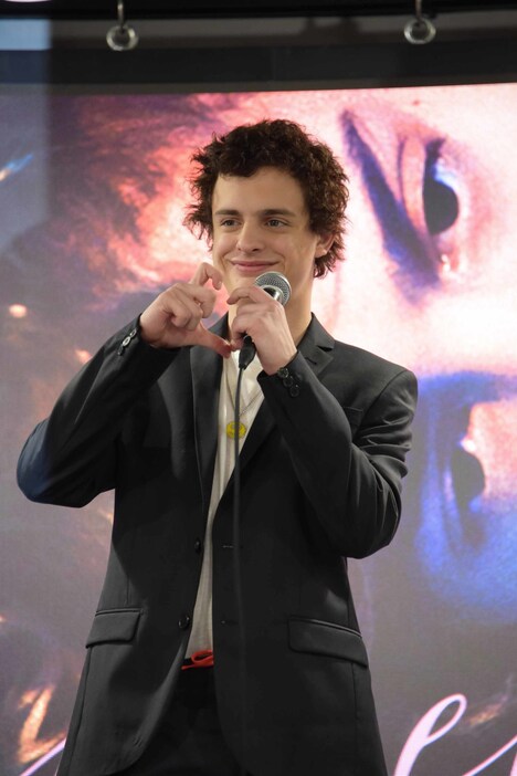 手でハートを作るロレンソ・フェロ。