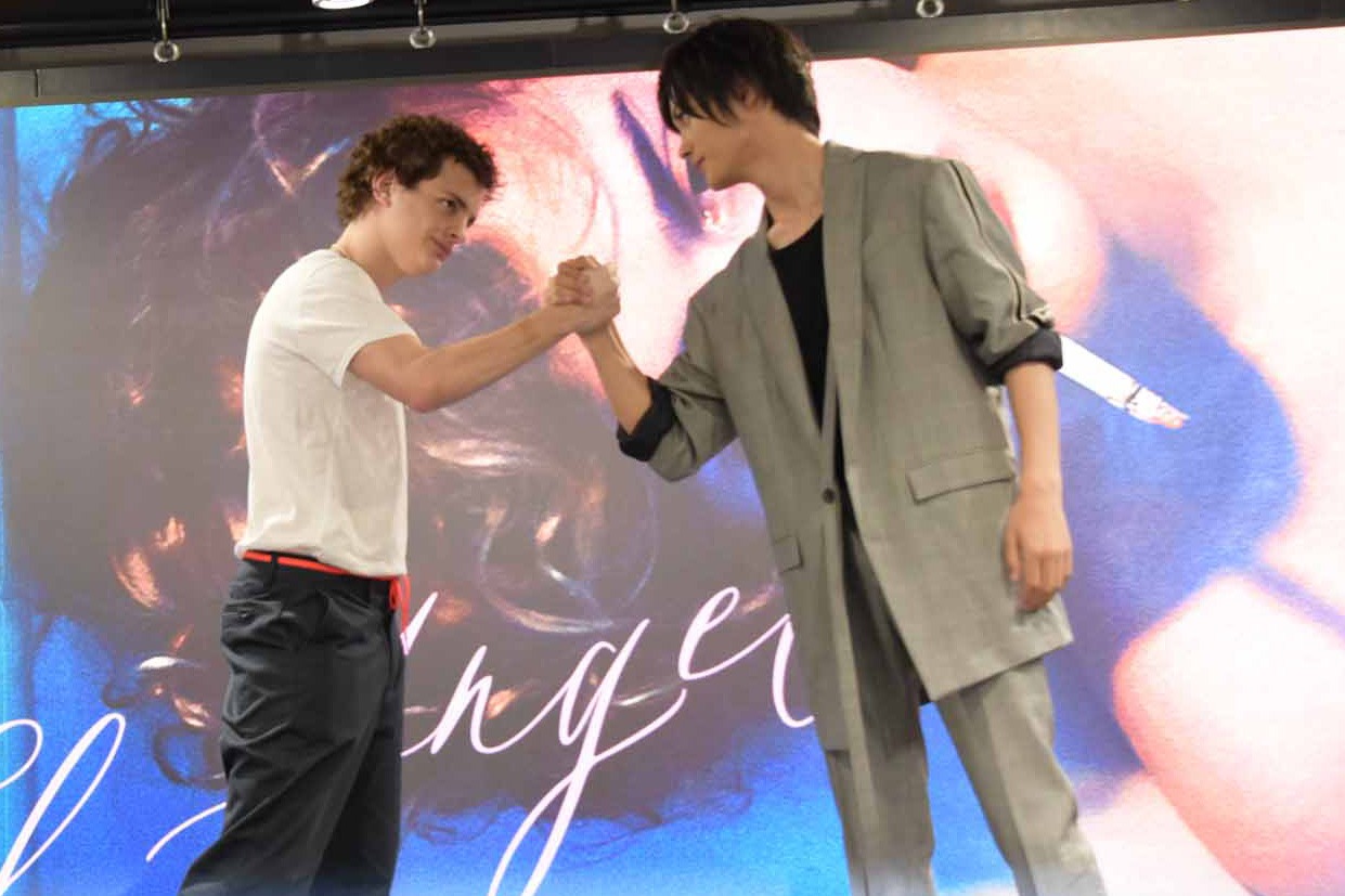 握手を交わすロレンソ・フェロ（左）と神尾楓珠（右）。