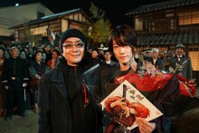 左から大友啓史、佐藤健。