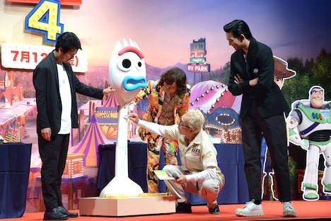 巨大フォーキーを囲むゲスト陣。