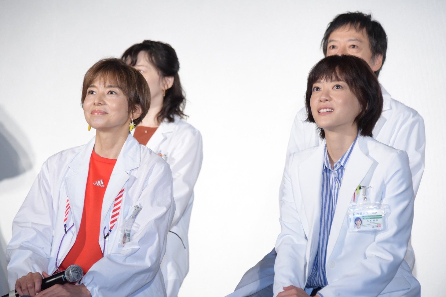 第1話の上映後、観客の満足そうな表情を見て喜ぶ山口智子（左手前）と上野樹里（右手前）。