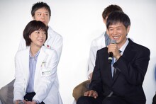 “自害ジョーク”を放つ時任三郎（右）と、戸惑う上野樹里（左）。