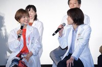 「監察医 朝顔」舞台挨拶の様子。