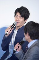 タピオカミルクティーを飲んだことがない風間俊介（手前）に、「現場に差し入れしてくださいよ！」とねだる森本慎太郎（奥）。