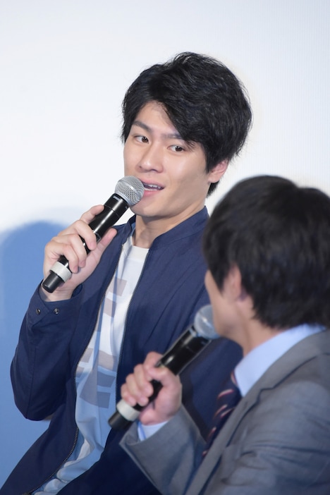 タピオカミルクティーを飲んだことがない風間俊介（手前）に、「現場に差し入れしてくださいよ！」とねだる森本慎太郎（奥）。