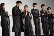 主演を務めた堀未央奈（中央左）に共演者たちが拍手を送る様子。