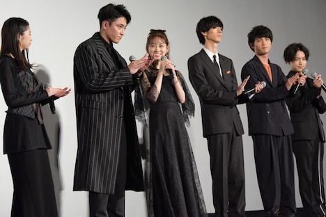 主演を務めた堀未央奈(中央左)に共演者たちが拍手を送る様子。