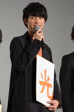 「光」と書いた板垣瑞生。