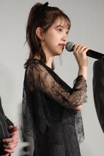 涙をこらえて挨拶する堀未央奈。