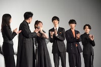 涙を浮かべる堀未央奈を見守る共演者たち。