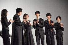 感涙する堀未央奈（中央左）を見守る共演者たち。