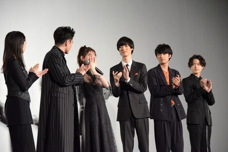 涙を浮かべる堀未央奈を見守る共演者たち。