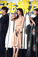 篠原涼子（中央）