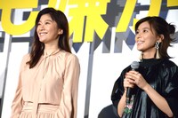 左から篠原涼子、芳根京子。